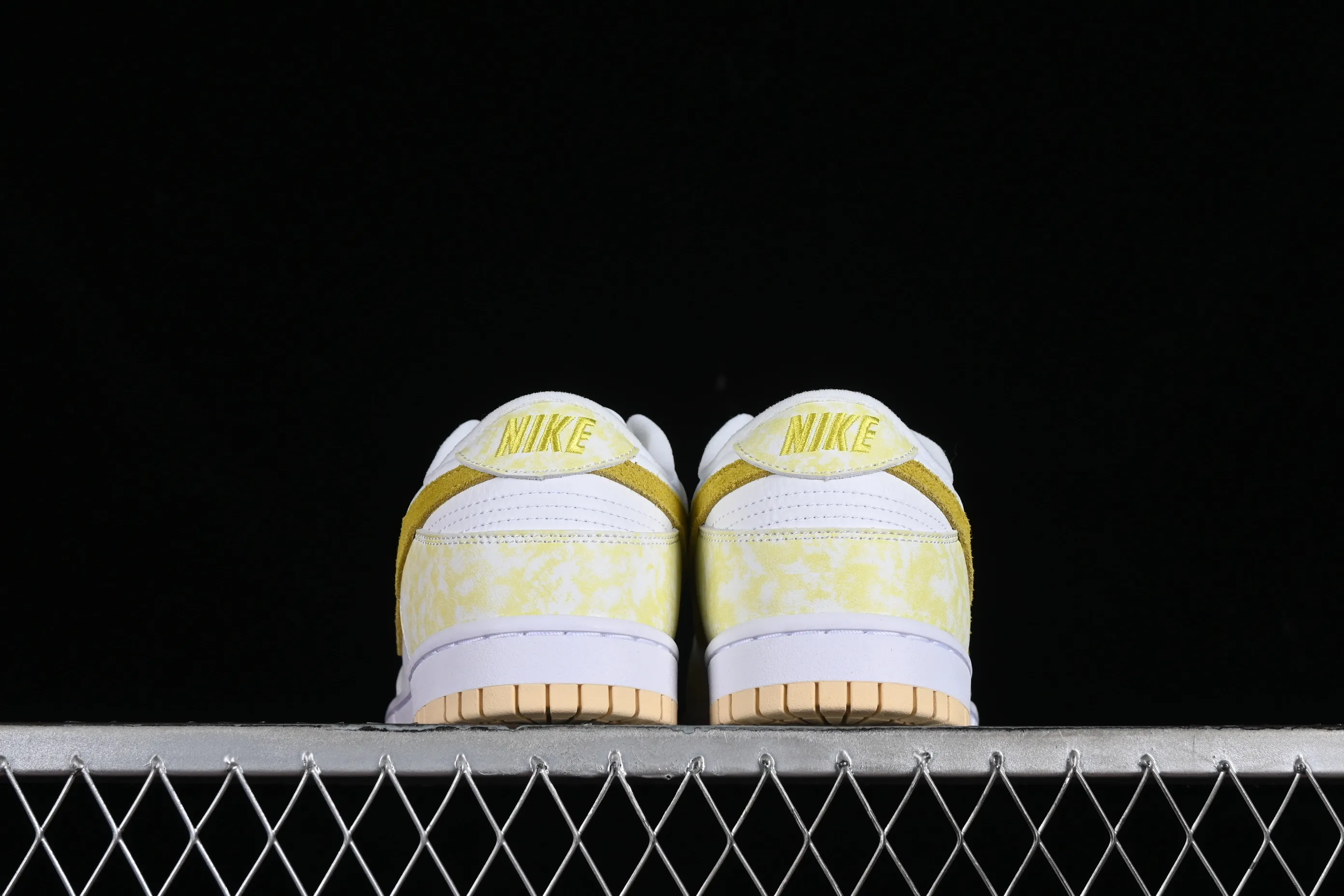 All categories Nk SB Dunk series Nk SB Dunk Low low-top sneakers Nk SB Dunk Low Prm yellow and white color SB smashed backboard fashion casual sneakers DM9467-700